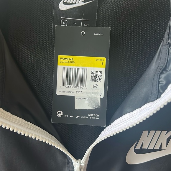 Nike women’s windbreaker jacket - Picture 3 of 9